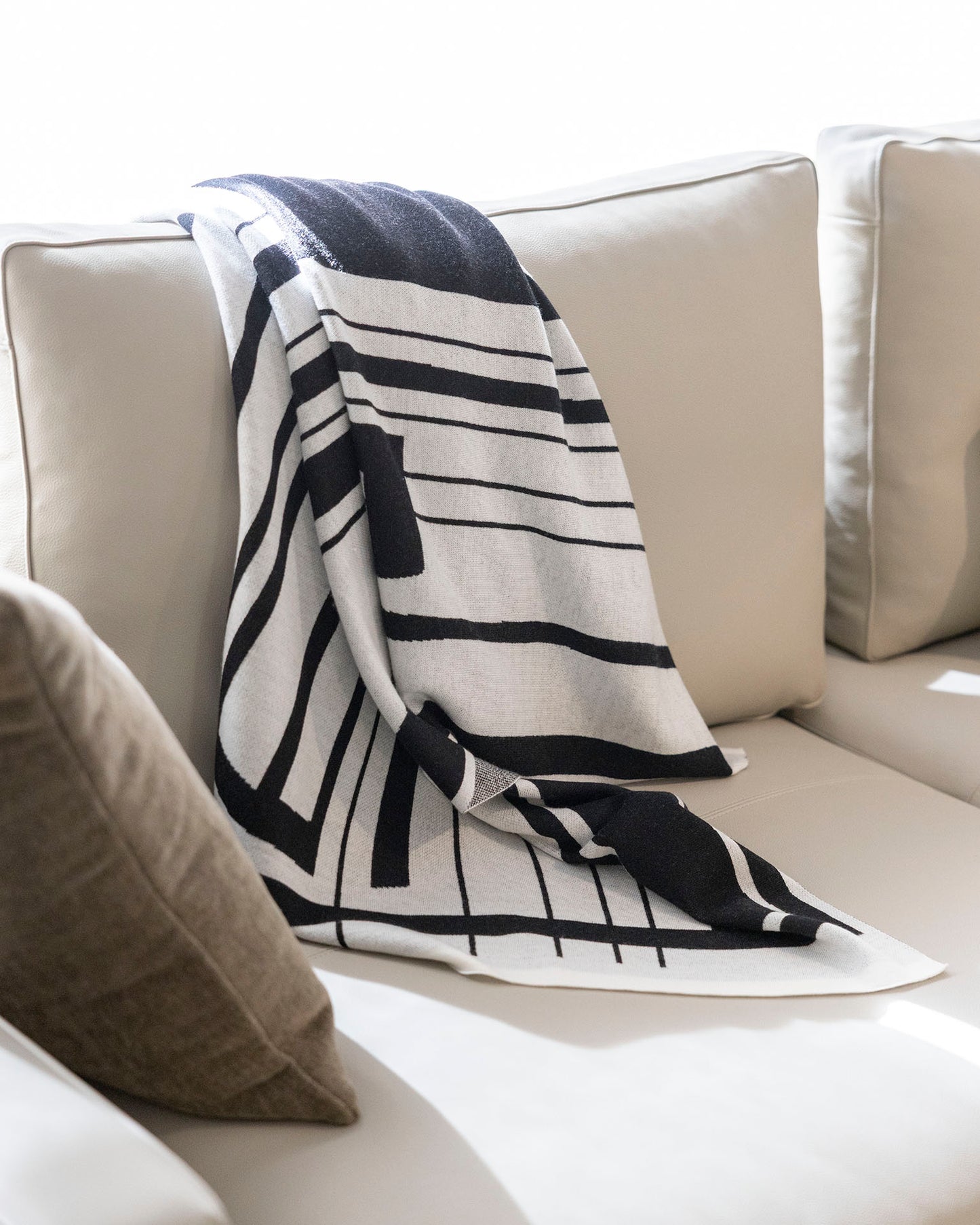 PLAID GEOMETRIC BALANCE